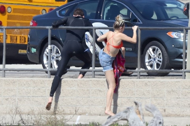 Miley Cyrus khoe dáng gợi cảm bên bạn trai Liam Hemsworth - 13 Miley Cyrus khoe dáng gợi cảm bên bạn trai Liam Hemsworth - 13
