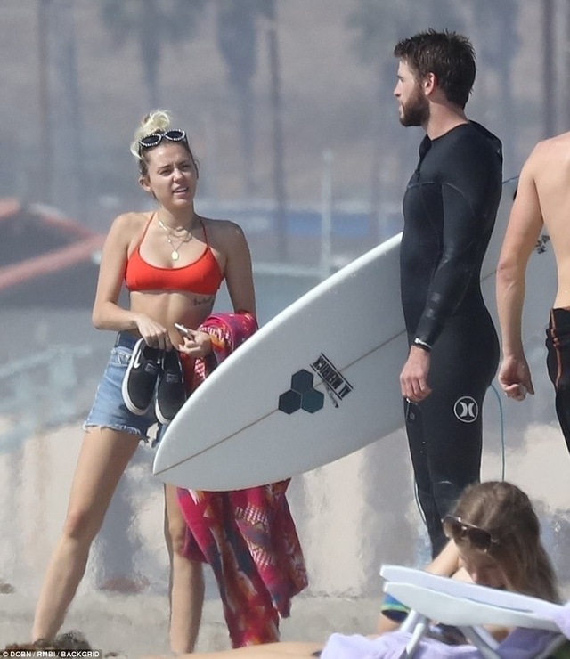 Miley Cyrus khoe dáng gợi cảm bên bạn trai Liam Hemsworth - 2
Cặp tình nhân trẻ của Hollywood nhanh chóng thu hút sự chú ý của truyền thông cũng như người hâm mộ có mặt trên bãi biển.