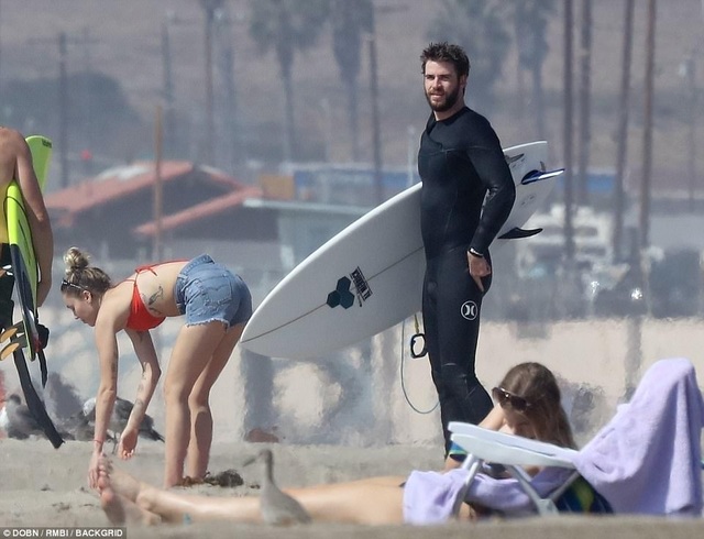 Miley Cyrus khoe dáng gợi cảm bên bạn trai Liam Hemsworth - 3
Liam và Miley hò hẹn chính thức từ năm 2009 và đính hôn vào năm 2012. Tuy nhiên, một năm sau đó, họ quyết định chia tay và hủy bỏ hôn ước. Sau 2 năm xa cách, họ quyết định hàn gắn vào cuối năm 2015. Tới giờ, họ vẫn hạnh phúc bên nhau và có thông tin cho rằng, cặp tình nhân trẻ đã bí mật làm đám cưới vào đầu năm 2017.