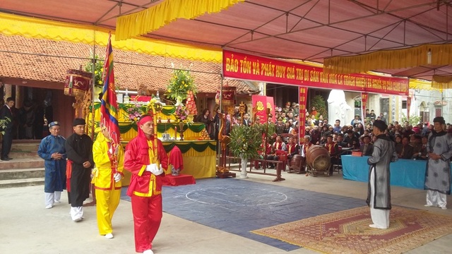 Hội "thề không tham nhũng": Dân mong quan cùng thề! - 1
Lễ hội diễn ra trang trọng với các nghi thức đơn giản và ý nghĩa