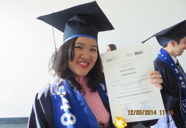 Cô gái 8X với ước mơ là trưởng đại diện người Việt đầu tiên của UNICEF Việt Nam - 1
Minh Châu tại lễ tốt nghiệp cao học tại CHLB Đức. Châu là người Việt Nam duy nhất nhận học bổng toàn phần của chính phủ Đức (học bổng DAAD) cho khóa học thạc sĩ chuyên ngành Quản lý phát triển, niên khóa 2012-2014.