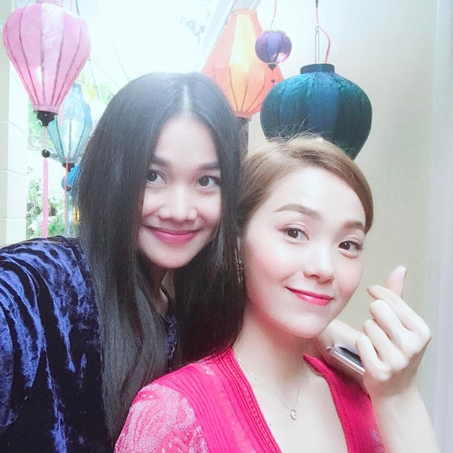 Sao Việt làm gì trong 3 ngày Tết Đinh Dậu? - 19 Ngược lại, trên trang cá nhân, Minh Hằng cũng khoe ảnh được người mẫu Thanh Hằng lì xì. Tỉ tỉ năm nào cũng đến lì xì muội muội...xương..xương.