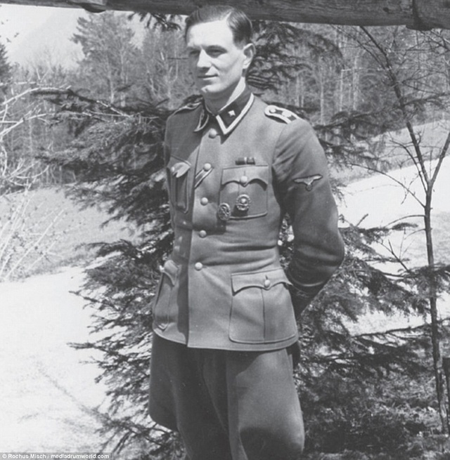 Cận vệ của Hitler kể lại vụ tự sát của trùm phát xít bên trong boong-ke - 5
Rochus Misch thời trẻ (Ảnh: Rochus Misch/Mediadrumworld.com)