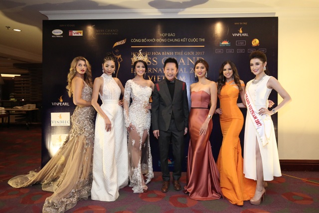 Hoa hậu hoà bình Thế giới 2017 chấp nhận thí sinh phẫu thuật thẩm mỹ - 2 Top 5 Miss Grand International 2016 và Á hậu Huyền My - đại diện nước chủ nhà Việt Nam và ông Nawat Itsaragrisil chụp ảnh lưu niệm trong họp báo. Ảnh: H.N