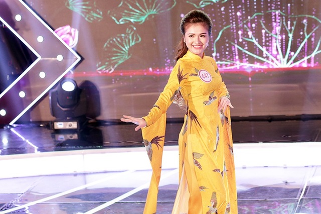 Ngắm 9 ngôi sao lộng lẫy trong đêm Chung kết Miss Teen 2017 - 5
Ngôi sao phong cách Đỗ Thị Huệ nở nụ cười tươi tắn khi trình diễn trang phục truyền thống