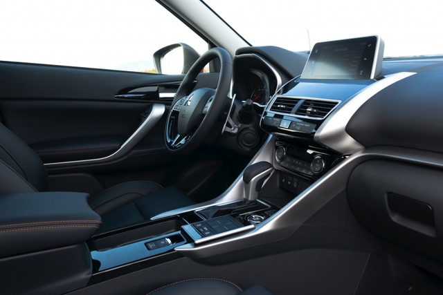 Mitsubishi Eclipse Cross gia nhập phân khúc SUV cỡ nhỏ - 15 Mitsubishi Eclipse Cross gia nhập phân khúc SUV cỡ nhỏ - 15