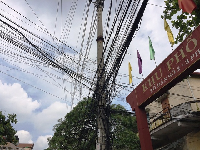 Những chiếc “bẫy” cháy nổ trên đầu người dân - 1 Ở thành phố Nam Định không thiếu các mớ bòng bong dây cáp viễn thông cùng dây điện