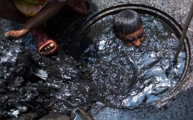 Những hình ảnh kinh khủng của nghề móc cống ở Bangladesh - 4 Những hình ảnh kinh khủng của nghề móc cống ở Bangladesh - 4