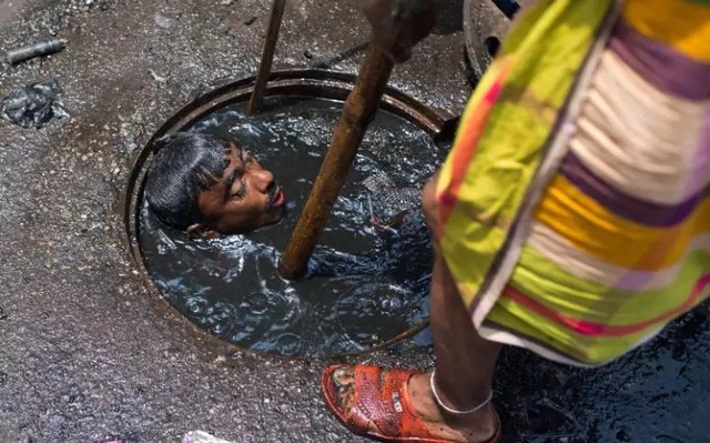 Những hình ảnh kinh khủng của nghề móc cống ở Bangladesh - 2 Những hình ảnh kinh khủng của nghề móc cống ở Bangladesh - 2