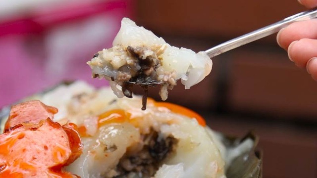 15 món ngon đường phố Việt Nam có giá dưới 10.000 đồng - 2 Với 10.000 – 15.000 đồng, bạn sẽ được thưởng thức một chiếc bánh giò đủ chất dinh dưỡng.