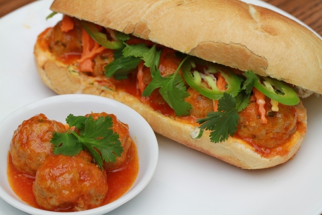Những món ăn lạ mà hóa quen ở Đà Lạt - 4
Bánh mỳ xíu mại đem đến cho thực khách một trải nghiệm mới về vị giác.