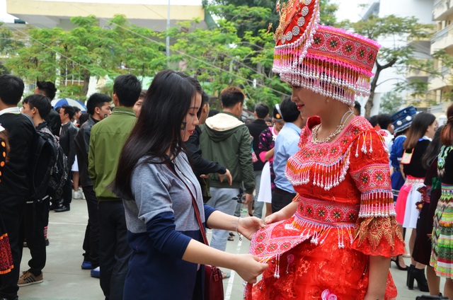 Tết độc đáo của người Mông giữa lòng Hà Nội - 4
Trong ngày này, những bạn sinh viên người Mông từ các trường trên địa bàn Hà Nội đã cùng nhau khoác lên mình trang phục truyền thống. Người Mông ở những vùng khác nhau lại có những bộ quần áo truyền thống khác nhau. Trong ảnh, bạn Giàng Thị Pàng được khá nhiều người chú ý bởi bởi bộ trang phục cầu kỳ và lộng lẫy.