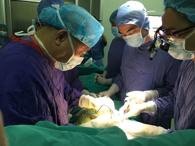 Giày cao gót, béo phì khiến bệnh xương khớp người Việt ngày càng trẻ hóa - 1 PGS Thạch cùng các đồng nghiệp thực hiện can thiệp nội soi cho bệnh nhân mắc bệnh lý cột sống.