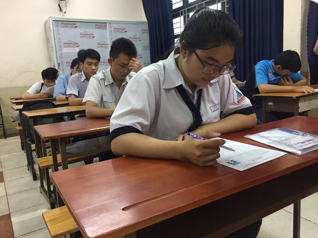 TPHCM: Sử dụng đồng hồ thông minh, thí sinh bị đình chỉ thi - 1 Trong ngày thi thứ 2, TPHCM vắng gần 1.000 thí sinh