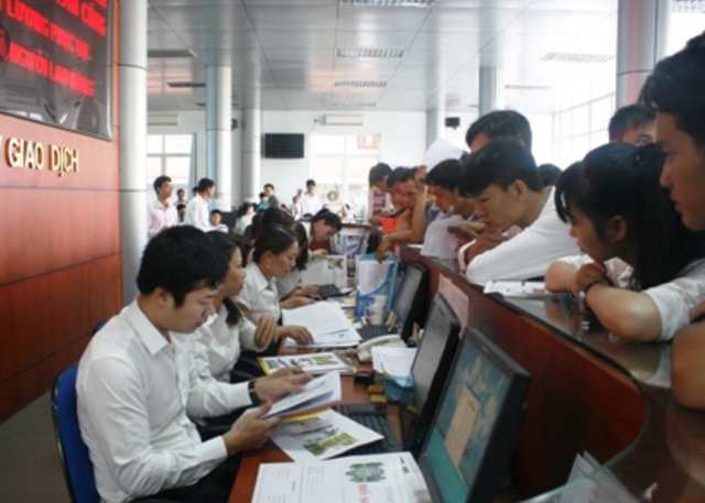 Tạo việc làm cho lao động hồi hương sau khi tham gia XKLĐ - 1 Nhiều lao động xuất khẩu khi hết hạn về nước, đã tìm được việc làm ổn định khi tham gia hội chợ việc làm do Trung tâm Dịch vụ việc làm tỉnh Bắc Ninh tổ chức