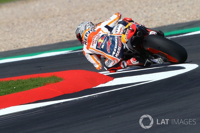 Đánh bại Rossi, Marquez có pole tại Silverstone - 2 Đánh bại Rossi, Marquez có pole tại Silverstone - 2