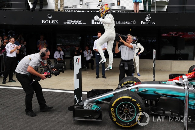 Lewis Hamilton thắng dễ tại Silverstone - 4 Lewis Hamilton thắng dễ tại Silverstone - 4