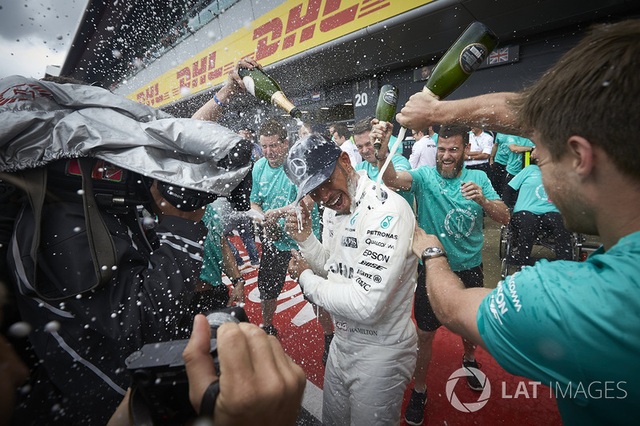 Lewis Hamilton thắng dễ tại Silverstone - 14 Lewis Hamilton thắng dễ tại Silverstone - 14