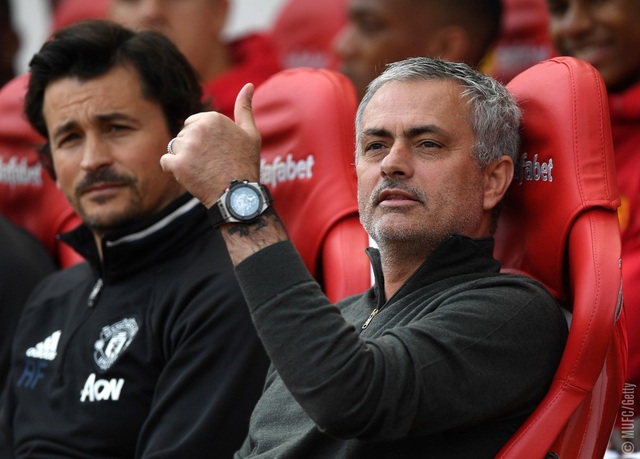 Sunderland 0-3 MU: Chiến thắng dễ dàng - 2
Vẻ mặt đầy sự tự mãn của Mourinho khi đội bóng của ông có bàn thắng thứ hai