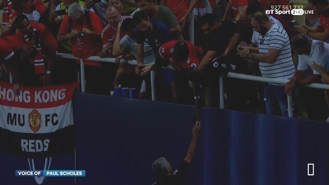HLV Mourinho tặng huy chương cho cổ động viên MU - 1 HLV Mourinho tặng huy chương cho CĐV MU