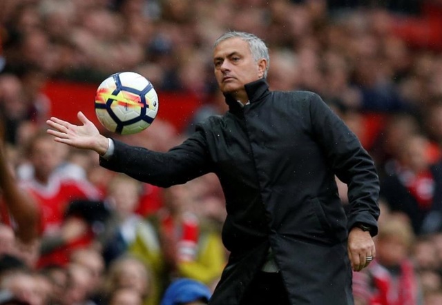 Mourinho: “MU sẽ chơi với 9 tiền đạo trước Liverpool” - 1 HLV Mourinho sẽ dựng xe bus trước Liverpool?