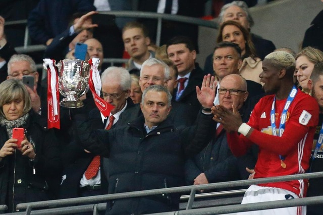 Mourinho: “Tôi chưa thấy nơi đâu CĐV nhiệt tình như tại MU” - 1 HLV Mourinho xúc động với tình cảm của CĐV MU