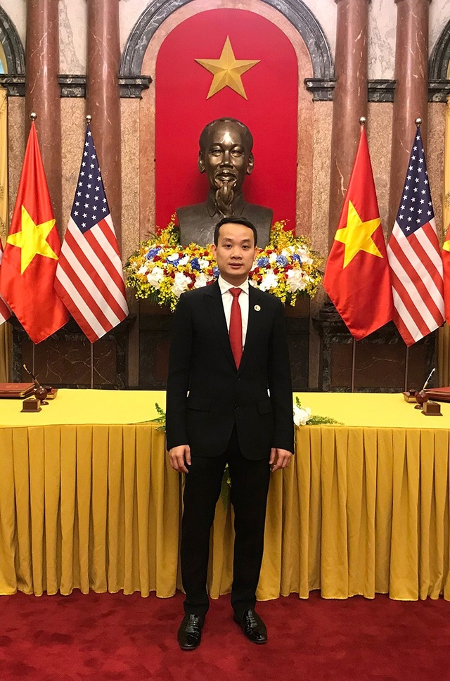 Doanh nhân trẻ selfie cùng Tổng thống Donald Trump là ai? - 3 Doanh nhân trẻ Đỗ Hữu Hậu trong lễ ký kết hợp tác với đối tác Hoa Kỳ hôm 12/11.