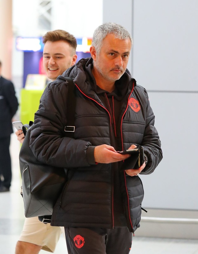 Rooney, Shaw không cùng đi với MU tới Nga - 7
Huấn luyện viên Jose Mourinho vui vẻ tại sân bay
