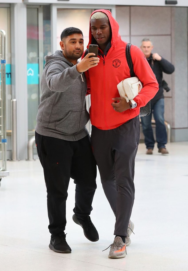 Rooney, Shaw không cùng đi với MU tới Nga - 9
Cổ động viên chụp hình lưu niệm cùng Paul Pogba (phải)