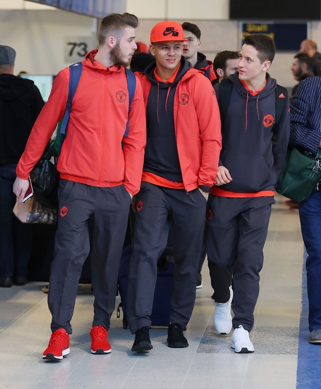 Rooney, Shaw không cùng đi với MU tới Nga - 13
De Gea, Rojo và Herrera (từ trái qua) đi cùng nhau ở sân bay