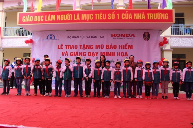 Tuyên truyền an toàn giao thông cho học sinh, sinh viên - 3 HVN trao tặng 500 mũ bảo hiểm cho các em học sinh tỉnh Phú Thọ.