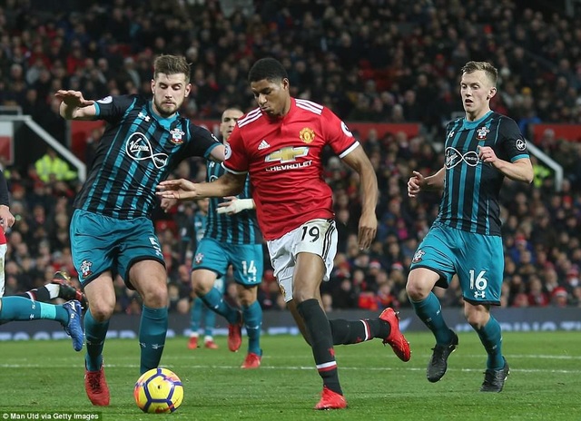 MU 0-0 Southampton: Bế tắc tới cùng cực - 1
Rashford (giữa) lạc lõng giữa hàng thủ của Southampton
