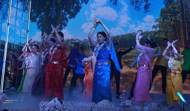 Chồng kém 7 tuổi đắm đuối hôn Lê Phương "cả phút" trong tiệc cưới - 6 Em gái Lê Phương và chồng gửi tặng nữ diễn viên điệu múa Sóc Trăng.