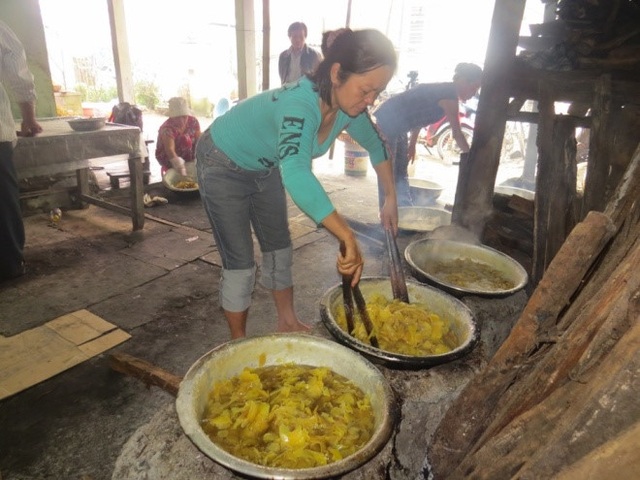 Giáp Tết: Nghề làm mứt gừng đỏ lửa vào tháng Chạp - 6
Theo bà Nguyệt, trong các công đoạn thì xào gừng trên bếp lửa là khâu quyết định mứt ngon hay dở, để được lâu dài hay không. Thường phải mất 40-45 phút xào gừng.