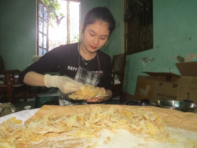 Giáp Tết: Nghề làm mứt gừng đỏ lửa vào tháng Chạp - 9
Mứt gừng được phơi ráo trước khi đóng vào bao bì đưa ra thị trường.