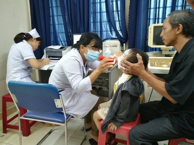 Vụ cơ sở Mầm Xanh bạo hành trẻ: Thiếu lời xin lỗi, nhận trách nhiệm! - 2
Khám sức khỏe cho trẻ trong vụ bạo hành ở cơ sở mầm non Mầm Xanh.
