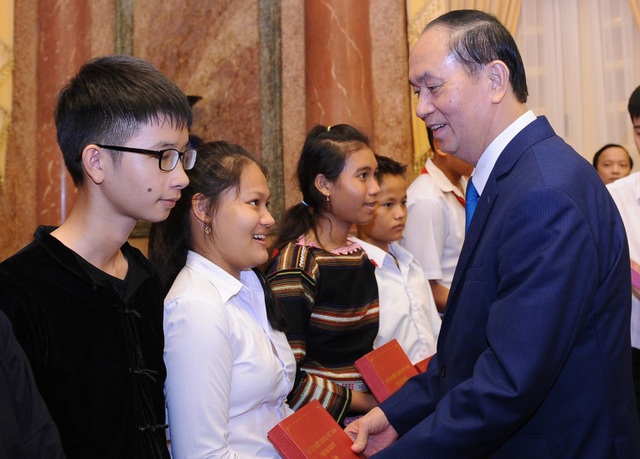 Chủ tịch nước khen ngợi nghĩa cử cao đẹp của thầy giáo “quân hàm xanh” - 3 Chủ tịch nước Trần Đại Quang tặng quà cho các em học sinh có hoàn cảnh khó khăn.