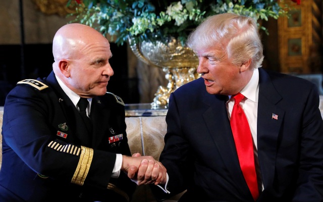 Tiết lộ bức ảnh khiến Tổng thống Trump “xoay 180°” chiến lược tại Afghanistan - 2
Tổng thống Mỹ Donald Trump (phải) và Cố vấn an ninh quốc gia Mỹ H.R. McMaster (Ảnh: Reuters)