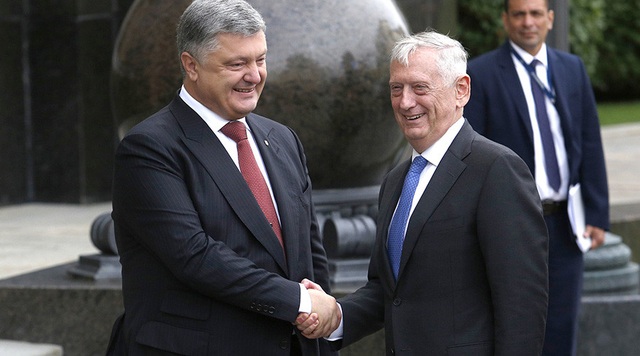 Mỹ cân nhắc cấp vũ khí sát thương cho Ukraine - 1 Tổng thống Ukraine Petro Poroshenko (trái) bắt tay Bộ trưởng Quốc phòng Mỹ James Mattis trong cuộc gặp tại Kiev ngày 24/8 (Ảnh: AFP)