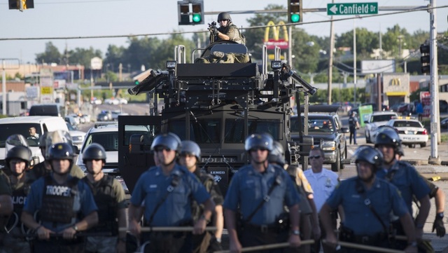 Cảnh sát vũ trang trong cuộc biểu tình phản đối vụ thiếu niên da màu Michael Brown bị bắn chết năm 2014 tại thành phố Ferguson, bang Missouri, Mỹ (Ảnh: Reuters)