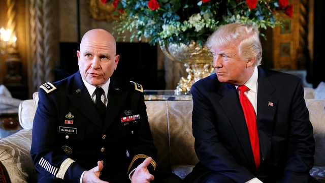 Tổng thống Trump (phải) ngồi cạnh cố vấn an ninh quốc gia McMaster (Ảnh: Reuters)