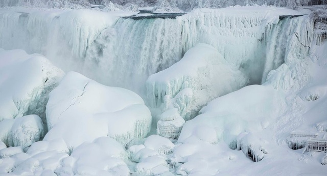 Mỹ lạnh kỷ lục, nước sôi hắt ra hóa tuyết tức khắc - 6
Thác nước Niagara, thắng cảnh nổi tiếng nằm ở biên giới Mỹ Canada đã biến thành cột băng khổng lồ trong điều kiện nhiệt độ thấp. (Ảnh: Sputnik)