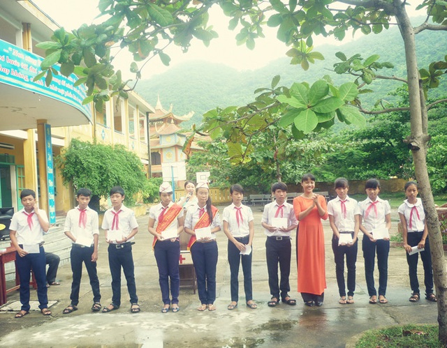 Cô giáo trẻ mang lời ca tiếng hát ra hải đảo - 1 Cô giáo trẻ Mỹ Linh kiêm nhiệm công tác Đội bên cạnh dạy môn Âm nhạc.