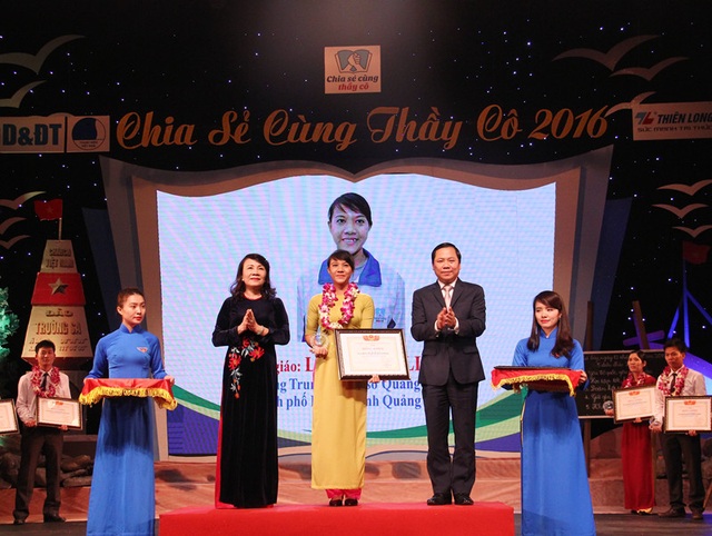 Cô giáo trẻ mang lời ca tiếng hát ra hải đảo - 4 Cô giáo Quảng Nam nhận bằng khen của Bộ GD&ĐT năm 2016 vì cống hiến cho công tác giáo dục ở vùng hải đảo.