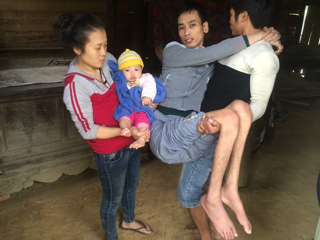 Vợ trẻ mơ có 45 triệu đồng để cứu chồng, nuôi con thơ khát sữa - 1 Từ ngày gặp nạn, Hiệu bị liệt nửa người. Vợ chồng Duyên rơi vào cảnh túng quẫn đủ đường.