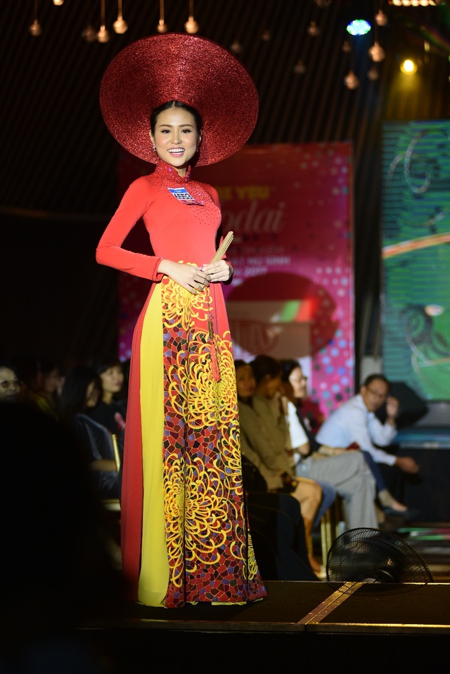 “Hot girl” áo dài bươn chải từ rất sớm - 6 “Hot girl” áo dài bươn chải từ rất sớm - 6