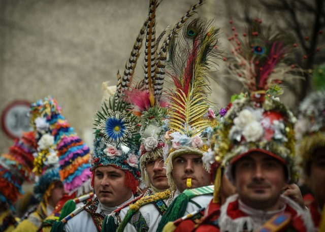 Không khí đón năm mới 2018 rộn ràng khắp thế giới - 12 Những người đàn ông đội mũ sặc sỡ tại lễ hội ở Romania chào đón năm mới 2018. (Ảnh: AFP)