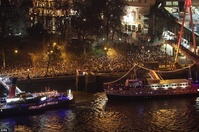 Pháo hoa rợp trời châu Âu chào đón năm mới 2017 - 9
Thuyền chở du khách lướt trên sông Thames trong đêm giao thừa (Ảnh: PA)