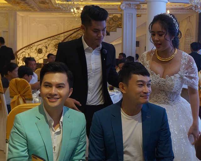 Chồng kém 7 tuổi đắm đuối hôn Lê Phương "cả phút" trong tiệc cưới - 14 Ca sĩ Nam Cường và diễn viên Quốc Thái cũng có mặt chúc mừng những người bạn của mình. Được biết, ca sĩ Nam Cường là một người bạn khá thân với Lê Phương, giúp đỡ cô những lúc khó khăn, hoạn nạn.