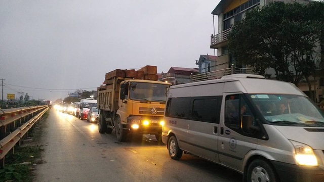 Ách tắc kinh hoàng tại chợ Viềng trước giờ khai hội - 13
Ô tô xếp hàng dài trên quốc lộ 10